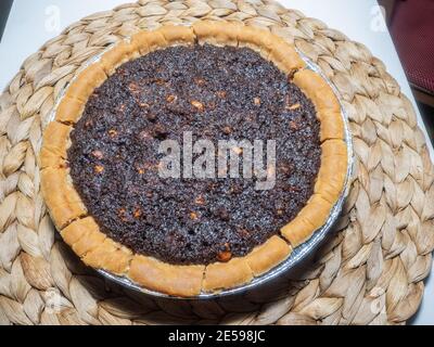 Les couches de graines de pavot et d'amande sans farine, parfaites pour les personnes souffrant d'intolérance au gluten, sont riches en saveur rehaussée par le caillé de citron doux et parfumé Banque D'Images
