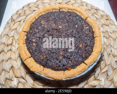 Les couches de graines de pavot et d'amande sans farine, parfaites pour les personnes souffrant d'intolérance au gluten, sont riches en saveur rehaussée par le caillé de citron doux et parfumé Banque D'Images