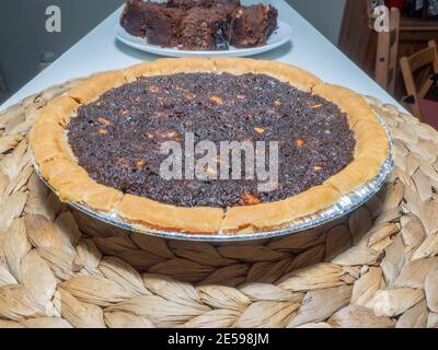 Les couches de graines de pavot et d'amande sans farine, parfaites pour les personnes souffrant d'intolérance au gluten, sont riches en saveur rehaussée par le caillé de citron doux et parfumé Banque D'Images