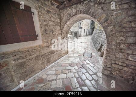 Des arches de caractère relient les chemins tortueux historiques des remparts et de la citadelle de la forteresse atmosphérique. Banque D'Images