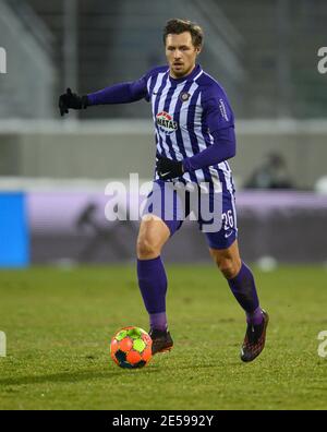 Aue, Allemagne. 26 janvier 2021. Football : 2. Bundesliga, FC Erzgebirge Aue - Würzburger Kickers, Matchday 18, à Erzgebirgsstadion. Sören Gonther d'Aue joue le ballon. Credit: Robert Michael/dpa-Zentralbild/dpa - NOTE IMPORTANTE: Conformément aux règlements de la DFL Deutsche Fußball Liga et/ou de la DFB Deutscher Fußball-Bund, il est interdit d'utiliser ou d'avoir utilisé des photos prises dans le stade et/ou du match sous forme de séquences et/ou de séries de photos de type vidéo./dpa/Alay Live News Banque D'Images