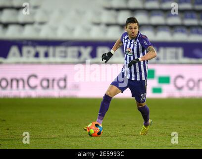 Aue, Allemagne. 26 janvier 2021. Football : 2. Bundesliga, FC Erzgebirge Aue - Würzburger Kickers, Matchday 18, à Erzgebirgsstadion. Pascal Testroet d'Aue joue le ballon. Credit: Robert Michael/dpa-Zentralbild/dpa - NOTE IMPORTANTE: Conformément aux règlements de la DFL Deutsche Fußball Liga et/ou de la DFB Deutscher Fußball-Bund, il est interdit d'utiliser ou d'avoir utilisé des photos prises dans le stade et/ou du match sous forme de séquences et/ou de séries de photos de type vidéo./dpa/Alay Live News Banque D'Images