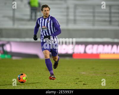 Aue, Allemagne. 26 janvier 2021. Football : 2. Bundesliga, FC Erzgebirge Aue - Würzburger Kickers, Matchday 18, à Erzgebirgsstadion. Sören Gonther d'Aue joue le ballon. Credit: Robert Michael/dpa-Zentralbild/dpa - NOTE IMPORTANTE: Conformément aux règlements de la DFL Deutsche Fußball Liga et/ou de la DFB Deutscher Fußball-Bund, il est interdit d'utiliser ou d'avoir utilisé des photos prises dans le stade et/ou du match sous forme de séquences et/ou de séries de photos de type vidéo./dpa/Alay Live News Banque D'Images