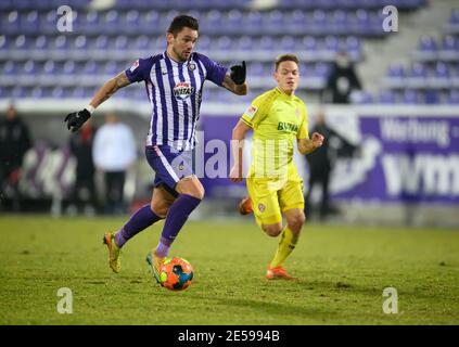 Aue, Allemagne. 26 janvier 2021. Football : 2. Bundesliga, FC Erzgebirge Aue - Würzburger Kickers, Matchday 18, à Erzgebirgsstadion. Pascal Testroet (l) d'Aue contre Patrick Sontheimer de Würzburg. Credit: Robert Michael/dpa-Zentralbild/dpa - NOTE IMPORTANTE: Conformément aux règlements de la DFL Deutsche Fußball Liga et/ou de la DFB Deutscher Fußball-Bund, il est interdit d'utiliser ou d'avoir utilisé des photos prises dans le stade et/ou du match sous forme de séquences et/ou de séries de photos de type vidéo./dpa/Alay Live News Banque D'Images