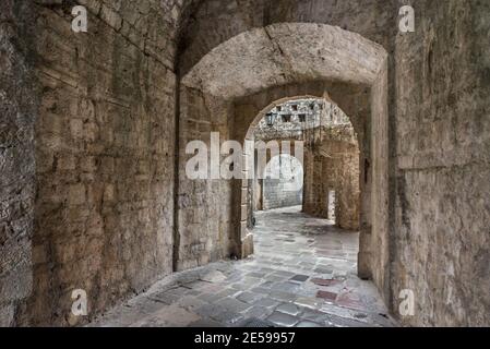 Des arches de caractère relient les chemins tortueux historiques des remparts et de la citadelle de la forteresse atmosphérique. Banque D'Images