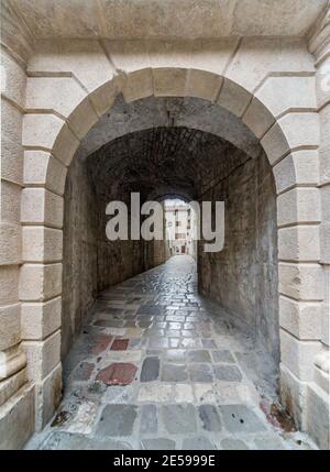 Des arches de caractère relient les chemins tortueux historiques des remparts et de la citadelle de la forteresse atmosphérique. Banque D'Images