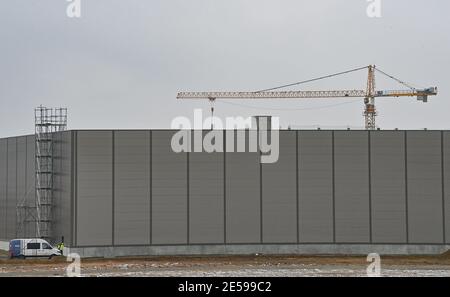 25 janvier 2021, Brandebourg, Grünheide: La salle de peinture sur le chantier de construction du Gigafactory Tesla à l'est de Berlin. Un maximum de 500,000 véhicules par an doit sortir de la chaîne de production à l'usine à partir de juillet 2021 - le constructeur automobile prévoit d'atteindre le maximum le plus rapidement possible. Le constructeur automobile américain prévoit initialement d'employer jusqu'à 10,500 personnes par quart dans sa première usine prévue en Europe. Photo: Patrick Pleul/dpa-Zentralbild/ZB Banque D'Images