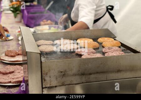 Cuisine de viande pour hamburgers au restaurant extérieur Banque D'Images