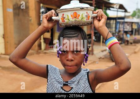 Portrait d'une fille burkinabe prise à Ouagadougou, Burkina Faso. Banque D'Images