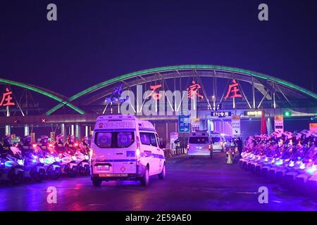 Shijiazhuang, province chinoise du Hebei. 27 janvier 2021. Les ambulances de l'équipe d'assistance médicale de la province de Shaanxi quittent Shijiazhuang, dans la province de Hebei, au nord de la Chine, le 27 janvier 2021. Credit: Zhu Xudong/Xinhua/Alamy Live News Banque D'Images