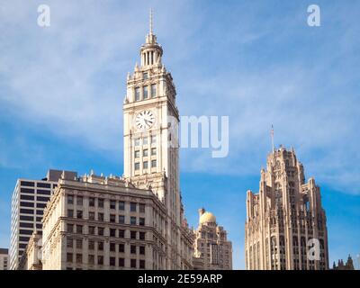 Une vue sur le Wrigley Building (à gauche), l'InterContinental Chicago [Tour Sud] (centre), et Tribune Tower (à droite) à Chicago, Illinois. Banque D'Images