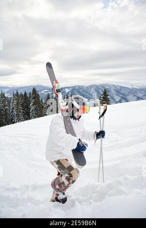 Ski alpin sur toute la longueur en veste d hiver blanche avec skis et