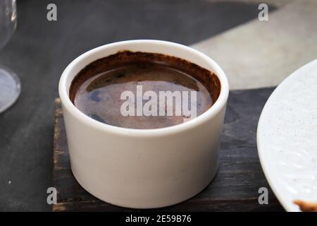 café grec servi dans une tasse blanche. Café turc dans une tasse Banque D'Images