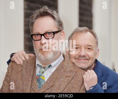 Photo du dossier datée du 13/01/16 de Vic Reeves (à gauche) et de Bob Mortimer qui ont été menacés à la pointe de la arme lors d'un voyage en Californie. La paire s'est lancée dans un « voyage en moto avec conduite » à travers les États-Unis en 1992. Date de publication : le mercredi 27 janvier 2021. Banque D'Images