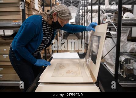 Victoria Ingles, conservateur principal au Musée national de la Marine royale, regarde l'une des cartes de l'Armada au chantier naval historique de Portsmouth. Les dix cartes rares qui coûtent 600,000 GBP, et qui représentent la défaite de l'Armada espagnole, ont été sauvées de l'exportation grâce à deux subventions du National Heritage Memorial Fund et du Art Fund, ainsi qu'à une campagne de collecte de fonds publique qui a augmenté le manque de financement en seulement deux mois. Date de publication : le mercredi 27 janvier 2021. Banque D'Images