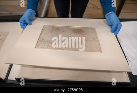 Victoria Ingles, conservateur principal au Musée national de la Marine royale, regarde l'une des cartes de l'Armada au chantier naval historique de Portsmouth. Les dix cartes rares qui coûtent 600,000 GBP, et qui représentent la défaite de l'Armada espagnole, ont été sauvées de l'exportation grâce à deux subventions du National Heritage Memorial Fund et du Art Fund, ainsi qu'à une campagne de collecte de fonds publique qui a augmenté le manque de financement en seulement deux mois. Banque D'Images
