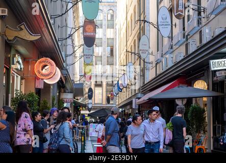 Les piétons et les touristes se mêlent dans Degraves Street, une allée de Melbourne connue pour son bon café et sa bonne cuisine. Victoria, Australie. Banque D'Images