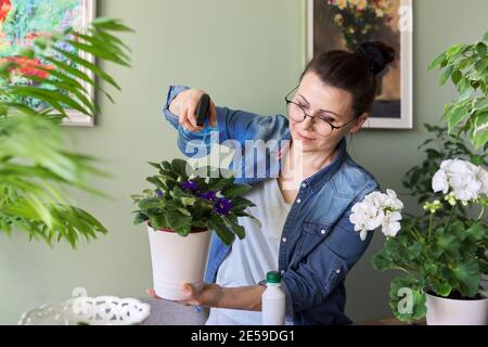 Femme s'occupant des plantes d'intérieur, des passe-temps et des loisirs, de la nature dans la maison Banque D'Images