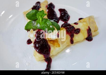 Crêpe avec fromage cottage et confiture. Gros plan, mise au point sélective Banque D'Images