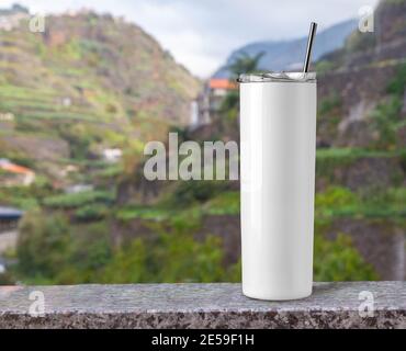 Verre droit blanc en acier inoxydable avec couvercle pour le modèle de marquage. Sur table en pierre dans le fond tropical. Banque D'Images