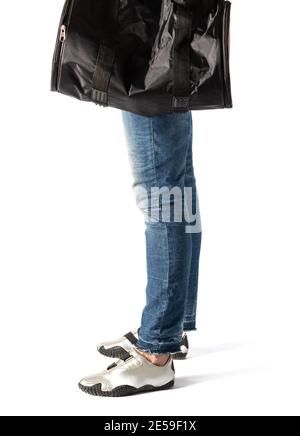 Femmes avec des jambes vêtues de bleu jeans rip et athlétique les chaussures sont en blanc Banque D'Images
