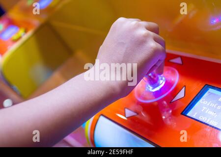 Jeu pour enfants avec joystick d'un jeu vidéo d'arcade vintage Banque D'Images