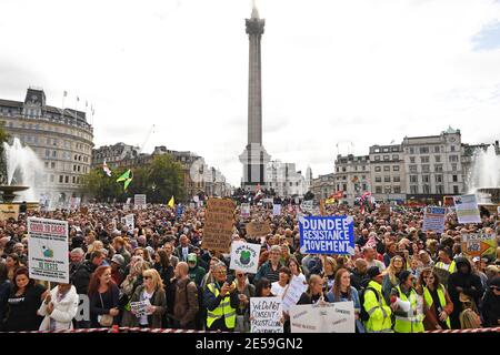 Photo du dossier datée du 26/09/2020, des manifestants lors d'un rassemblement « nous ne consentons pas » à Trafalgar Square à Londres, organisé par Stop New Normal, pour protester contre les restrictions imposées par le coronavirus. Le samedi 30 janvier marque le premier anniversaire de la mort connue du coronavirus au Royaume-Uni. Date de publication : le mercredi 27 janvier 2021. Banque D'Images