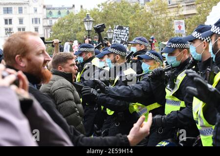 Photo du dossier datée du 26/09/2020, des manifestants et de la police lors d'un rassemblement « nous ne conjgeons pas » à Trafalgar Square à Londres, organisé par Stop New Normal, pour protester contre les restrictions du coronavirus. Le samedi 30 janvier marque le premier anniversaire de la mort connue du coronavirus au Royaume-Uni. Date de publication : le mercredi 27 janvier 2021. Banque D'Images