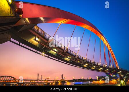 Vue de nuit sur un pont en arc-en-ciel à Taipei Banque D'Images