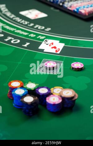 Une table de Black Jack Casino avec des jetons Euro Banque D'Images