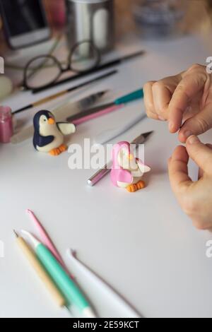 Processus de décoration de gâteau. Baker utilise des outils pour sculpter des motifs fondants : art comestible, design de gâteau, décoration de gâteau. Mise au point sélective des outils frontaux et de la main Banque D'Images