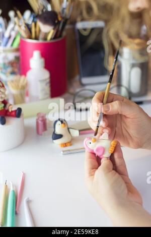 Processus de décoration de gâteau. Baker utilise des outils pour sculpter des motifs fondants : art comestible, design de gâteau, décoration de gâteau. Mise au point sélective des outils frontaux et de la main Banque D'Images