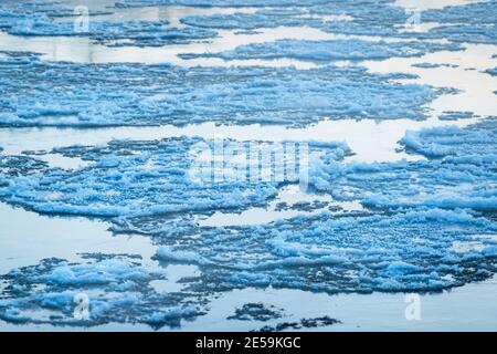 La glace fondante coule à la surface de l'eau. Dérive de glace sur la rivière. Réchauffement de la planète. Banque D'Images