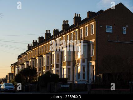 Photo du dossier datée du 19/1/2016, de maisons résidentielles mitoyennes dans le sud-est de Londres. Une étude a révélé que les loyers de certains des plus grands centres urbains du Royaume-Uni ont connu des chutes annuelles allant jusqu'à 12 % au cours des trois derniers mois de 2020. Date de publication : le mercredi 27 janvier 2021. Banque D'Images