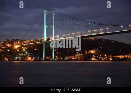 Pont du Bosphore dans la nuit avec des lumières vives, Istanbul, Turquie. Entre deux continents : l'Asie et l'Europe. Banque D'Images