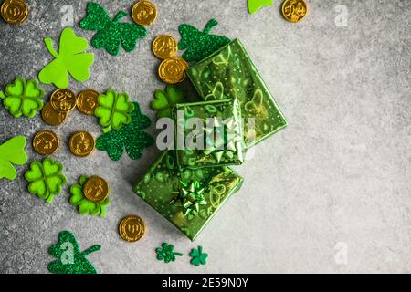 Bonne Saint. Le jour de Patrick. Carte avec trèfle chanceux, boîte cadeau verte. Symbole du festival irlandais. Concept chanceux. Le fond de la Saint-Patrick avec cadeau. Copie s Banque D'Images