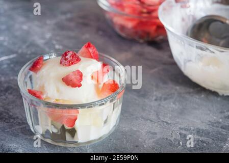 Yaourt à la crème glacée avec fraise Banque D'Images