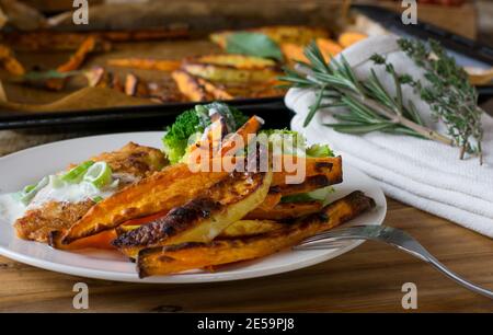 Frites de patate douce servies comme accompagnement sur un plaque Banque D'Images