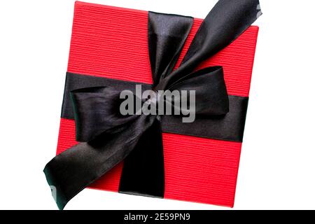 La boîte carrée rouge est attachée avec un ruban noir. Cadeau, vue du dessus. Isolé. Banque D'Images La boîte carrée rouge est attachée avec un ruban noir. Cadeau, vue du dessus. Isolé. Banque D'Images
