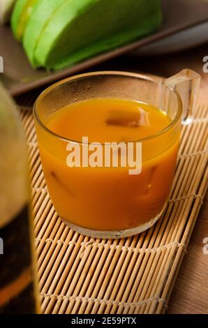 Boisson traditionnelle Jamu. Jamu Kunyit ASEM, est une boisson traditionnelle indonésienne qui est faite à partir d'un mélange de curcuma et de tamarin et transformée en un jus. Banque D'Images