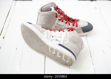 Chaussures d'entraînement Reebok Crossfit TR Lite sur bois blanc sol Banque D'Images