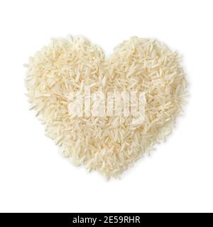 Tas en forme de coeur de riz Basmati brut isolé sur blanc arrière-plan Banque D'Images