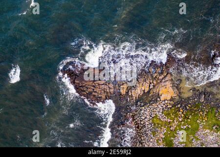 Vue de drone sur la côte rocheuse de Bornholm, Danemark Banque D'Images