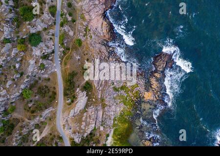 Vue de drone sur la côte rocheuse de Bornholm, Danemark Banque D'Images
