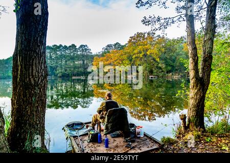 Un lac brumeux à Dudley, Royaume-Uni Banque D'Images