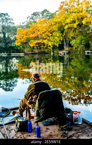 Un lac brumeux à Dudley, Royaume-Uni Banque D'Images