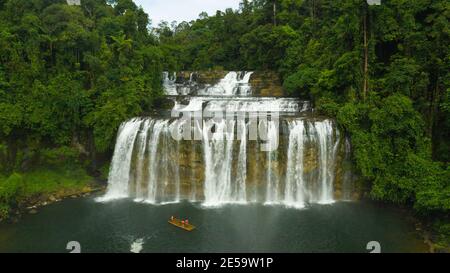 Vue aérienne des chutes d'eau de Tinuy-an dans une gorge de montagne dans la jungle tropicale, Philippines, Mindanao. Cascade dans la forêt tropicale. Banque D'Images
