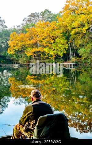 Un lac brumeux à Dudley, Royaume-Uni Banque D'Images