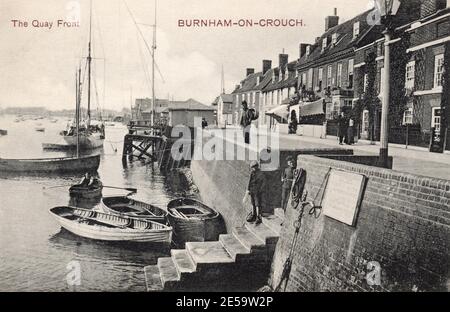 The Quay Front, Burnham-on-Crouch, Essex 1906. Produit à l'origine comme carte postale au début des années 1900. Numérisation de haute qualité et restauration à partir d'une carte postale datée du 18 octobre 1906 Banque D'Images