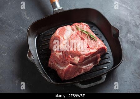 morceau de viande crue dans une poêle, vue du dessus Banque D'Images